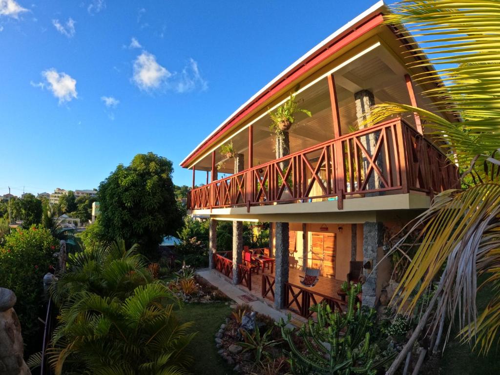 GuilletMabrika Resort Dominica的房屋的一侧有甲板
