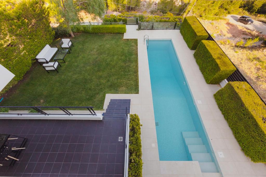 PikérmionSia's Luxury Maisonette的后院的空中景观,设有游泳池