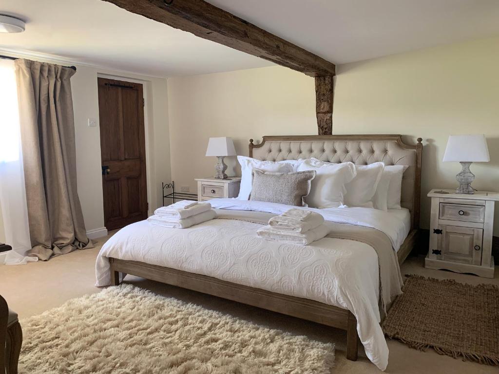 ThurltonChurch Farm的卧室配有白色大床和白色枕头