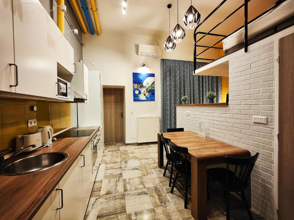 布达佩斯特大号床公寓的厨房配有木桌和一些椅子