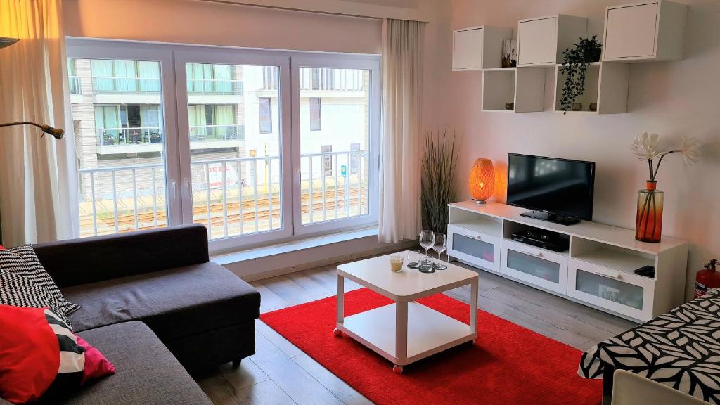 尼乌波特Appartement 2 chambres 200m plage Nieuwpoort Bad的带沙发和电视的客厅