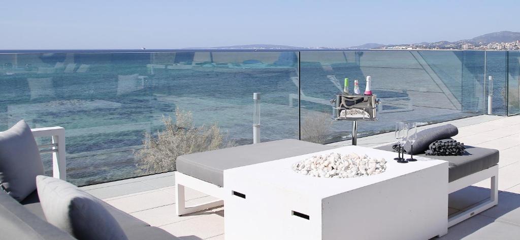 马略卡岛帕尔马Villa Molinar的海景阳台上的白色桌子
