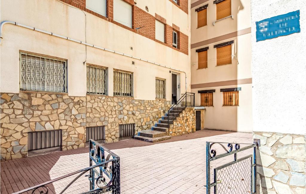 卡马雷纳德拉谢拉Stunning Apartment In Camarena De La Sierra With Kitchen的享有带楼梯的建筑的外部景色