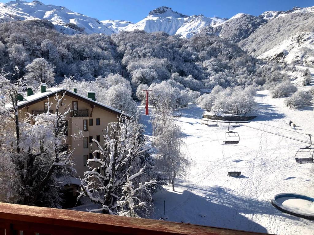 奇廉内瓦达斯Apartamento Termas de Chillán的雪地滑雪胜地,带滑雪缆车