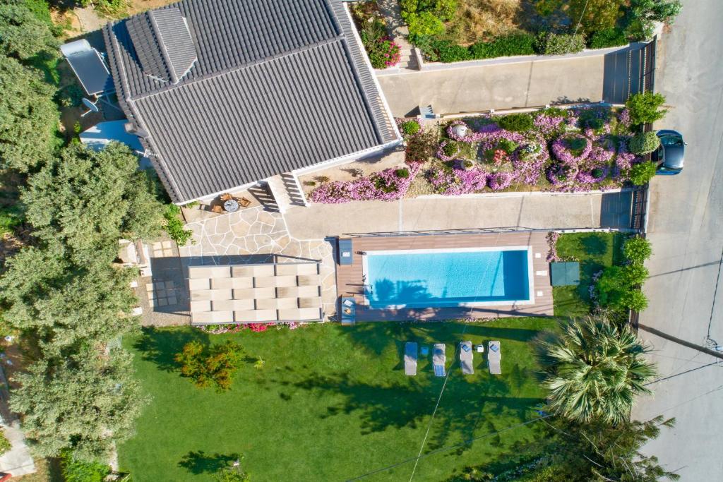 雅拉尼奥Santy Villa的享有带游泳池的别墅的顶部景致