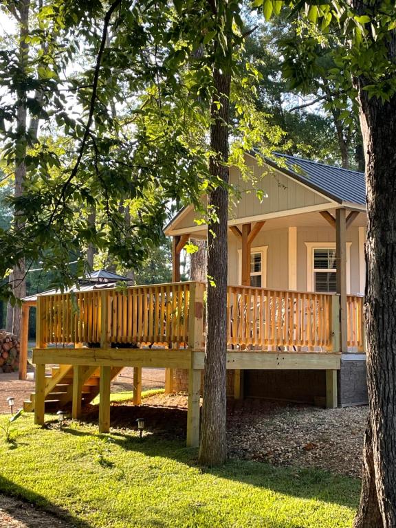 AvingerCozy Cabin in Crestwood Subdivision的庭院中设有大型木甲板的房子