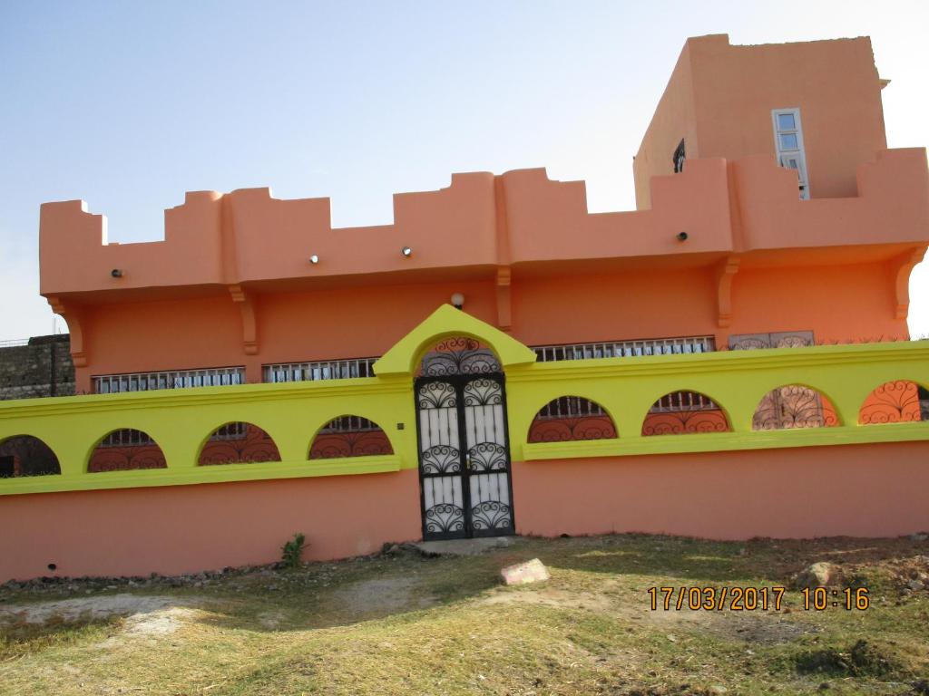 济金绍尔Villa meublée climatisée的黄色和橙色的建筑