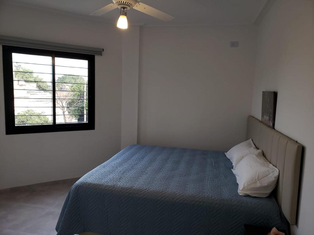 圣米格尔·德·图库玛Ganesha Abasto Apartments的一间卧室设有一张床和一个窗口