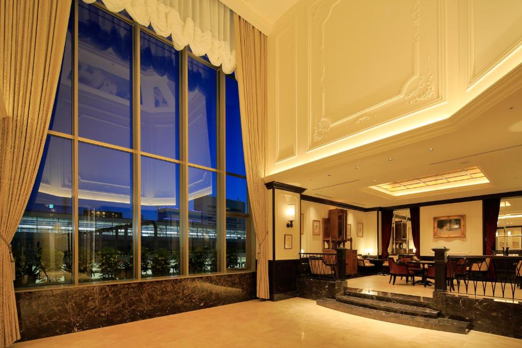 姬路姬路蒙特利酒店的客房设有带桌椅的大窗户。