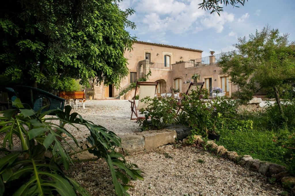锡拉库扎Farm stay La Frescura Agriturismo的一座带花园的古老房子