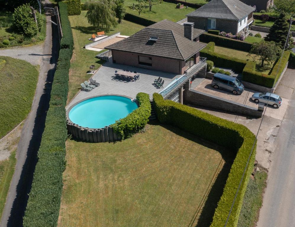 马尔梅迪Luxueuse et spacieuse villa avec sauna et piscine的享有带游泳池的别墅的顶部景致