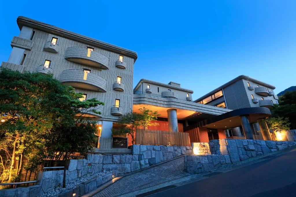 箱根麦尔维尔箱根强罗酒店的街道旁的石墙建筑