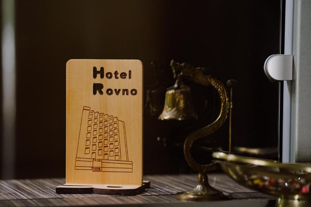 维丁Rovno Hotel的坐在桌子上带奖杯的书