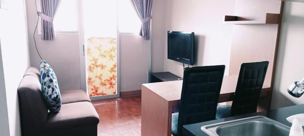 Affordable rooms with wifi & Netflix at sentra timur resindence by.Rizky properti的电视和/或娱乐中心