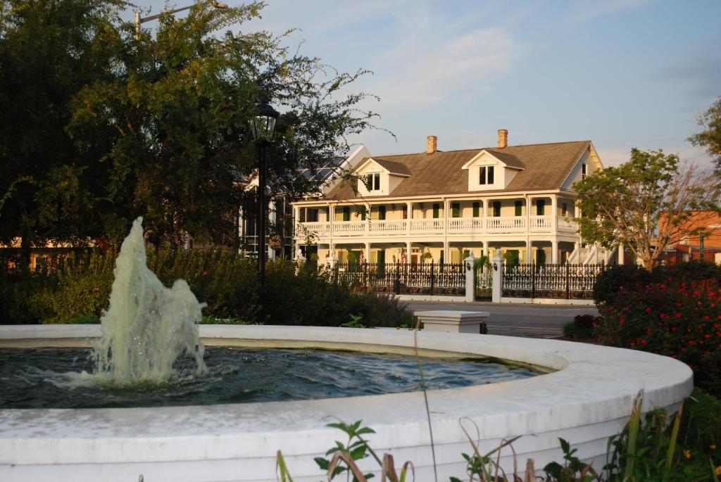 弗利玉兰住宿加早餐旅馆的白色房子前面的喷泉