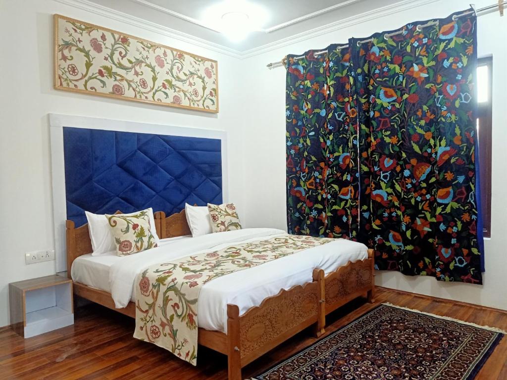 斯利那加The Light House的一间卧室配有一张蓝色床头板的床