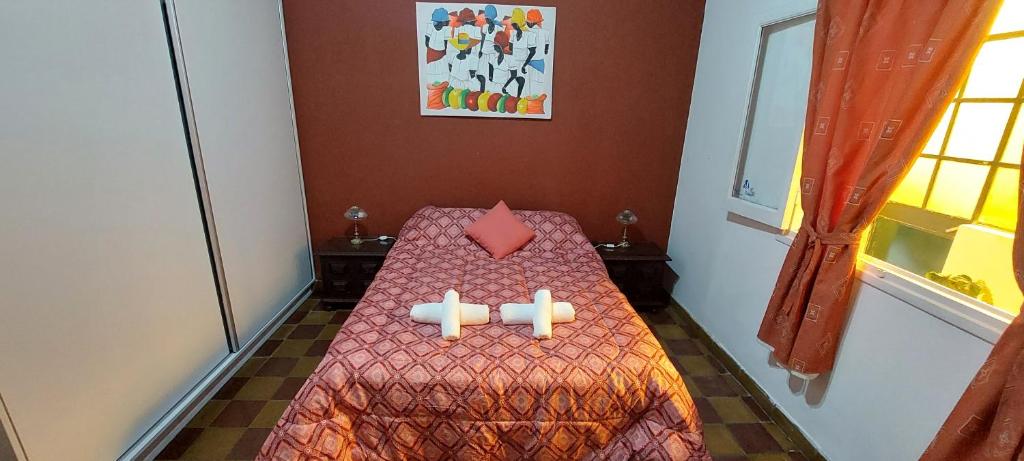 萨尔塔Casa de La Lila的一间卧室配有一张带两个十字架的床