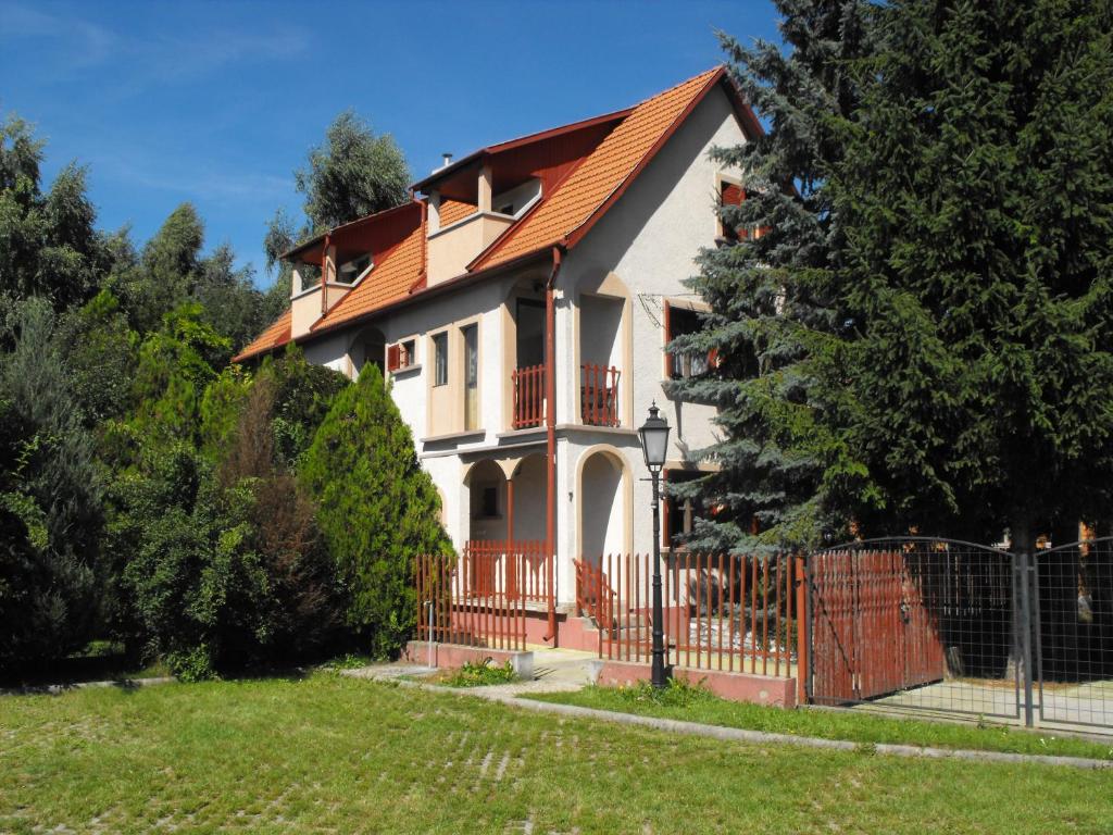 锡尔沃斯瓦里德Ágnes Pihenőház的一座带橙色屋顶和围栏的房子