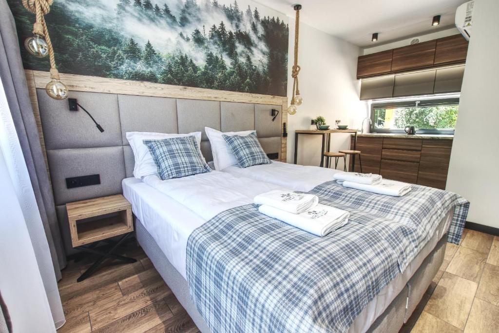 LiszkiSkansen Forest的一间卧室配有一张床,上面有两条毛巾