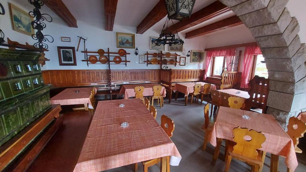 索卡Tičarjev Dom at Vrsic pass的享有带桌椅的餐厅的顶部景致