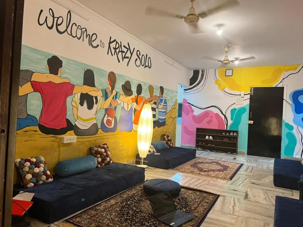 孟买Krazy Solo Hostel的墙上挂着壁画的房间