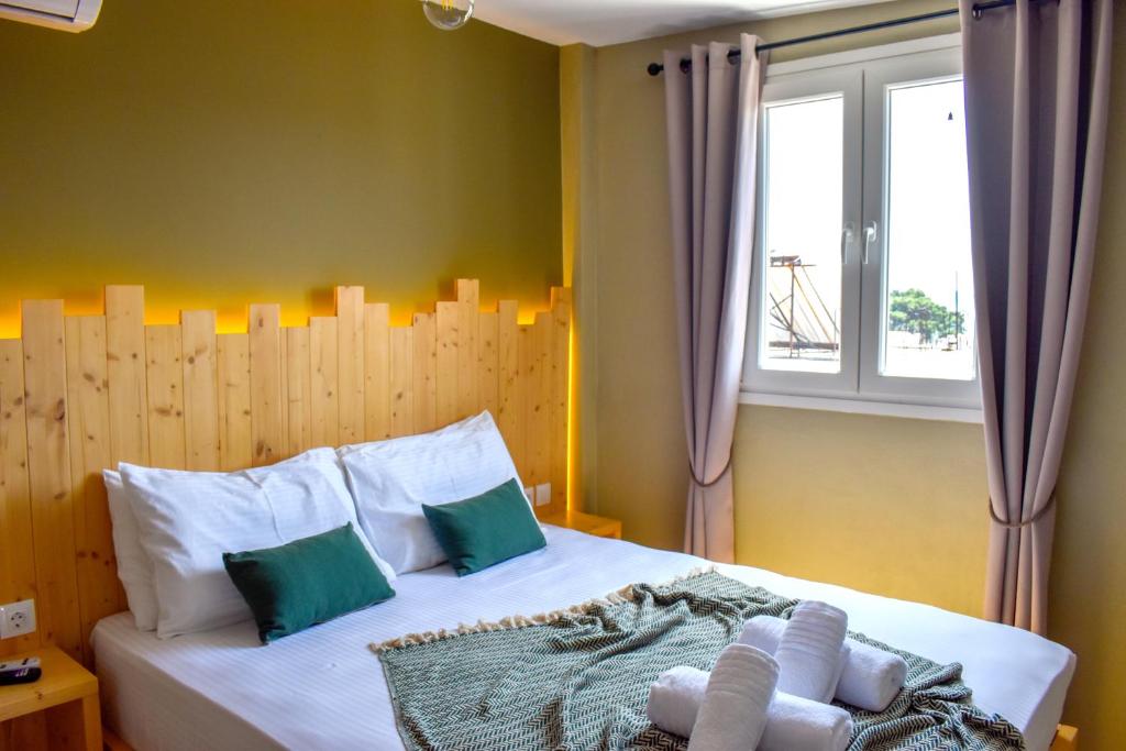 斯基亚索斯镇Entelia的一间卧室设有一张床和一个窗口
