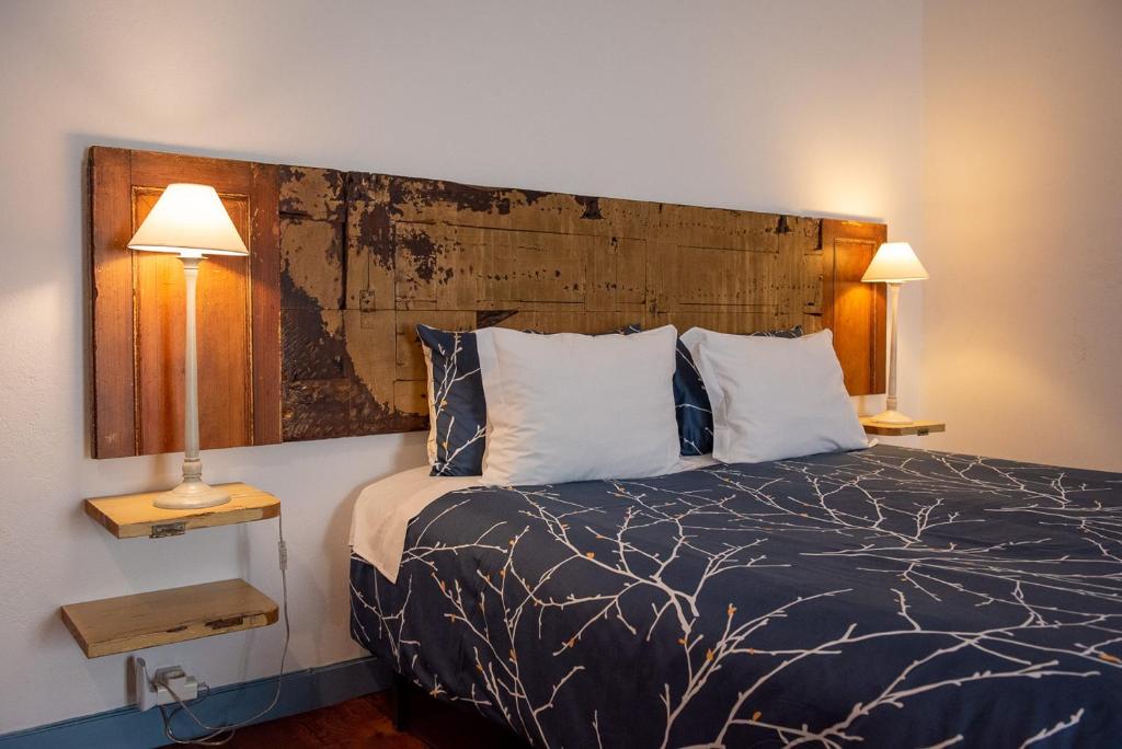 英雄港Casadangra, bnb的一间卧室配有一张带大型木制床头板的床