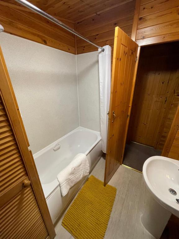 贝塞斯达L10 - The Conwy Spa with Hot Tub的带浴缸和盥洗盆的小浴室