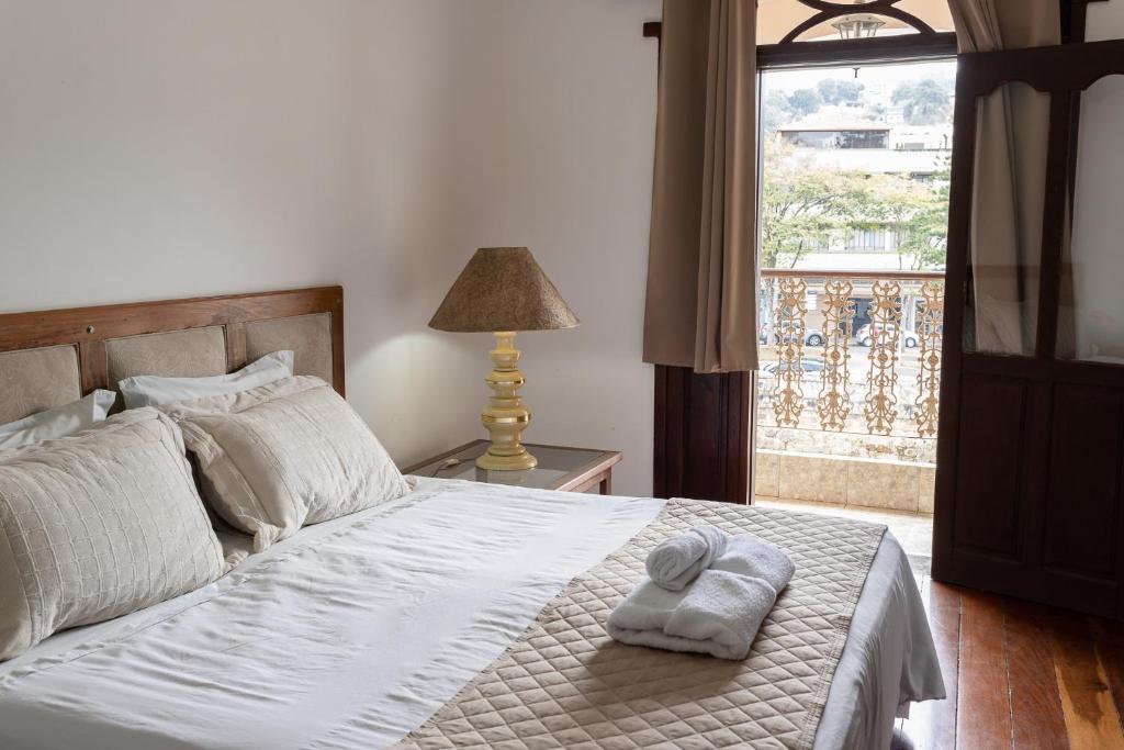圣若昂-德雷普萨达多辛诺斯酒店的一间卧室配有一张床,床上有毛巾