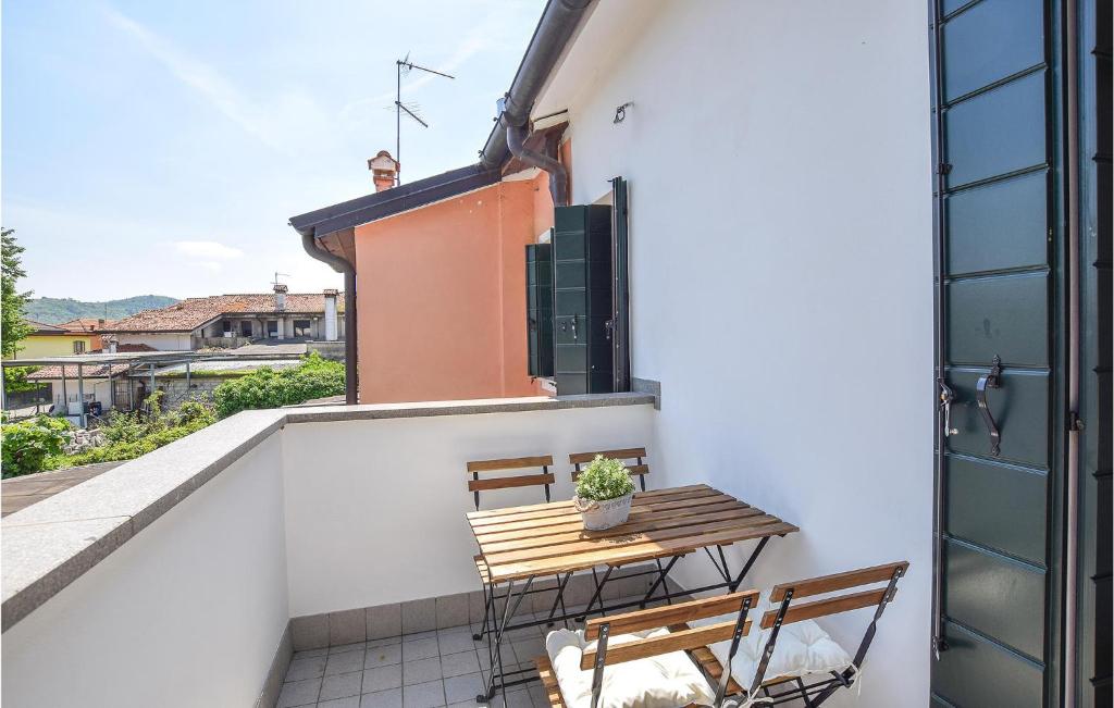 Villa MarinAmazing Home In Montemerlo With 2 Bedrooms的小阳台配有两把椅子和一张桌子