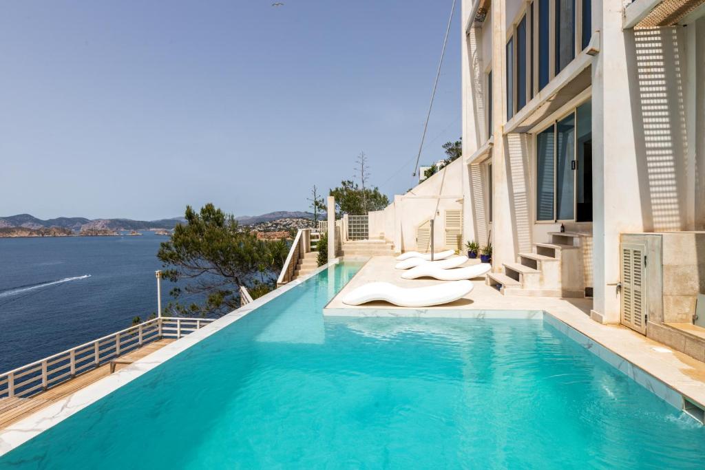 埃尔托罗VIP seafront villa的享有水景的游泳池
