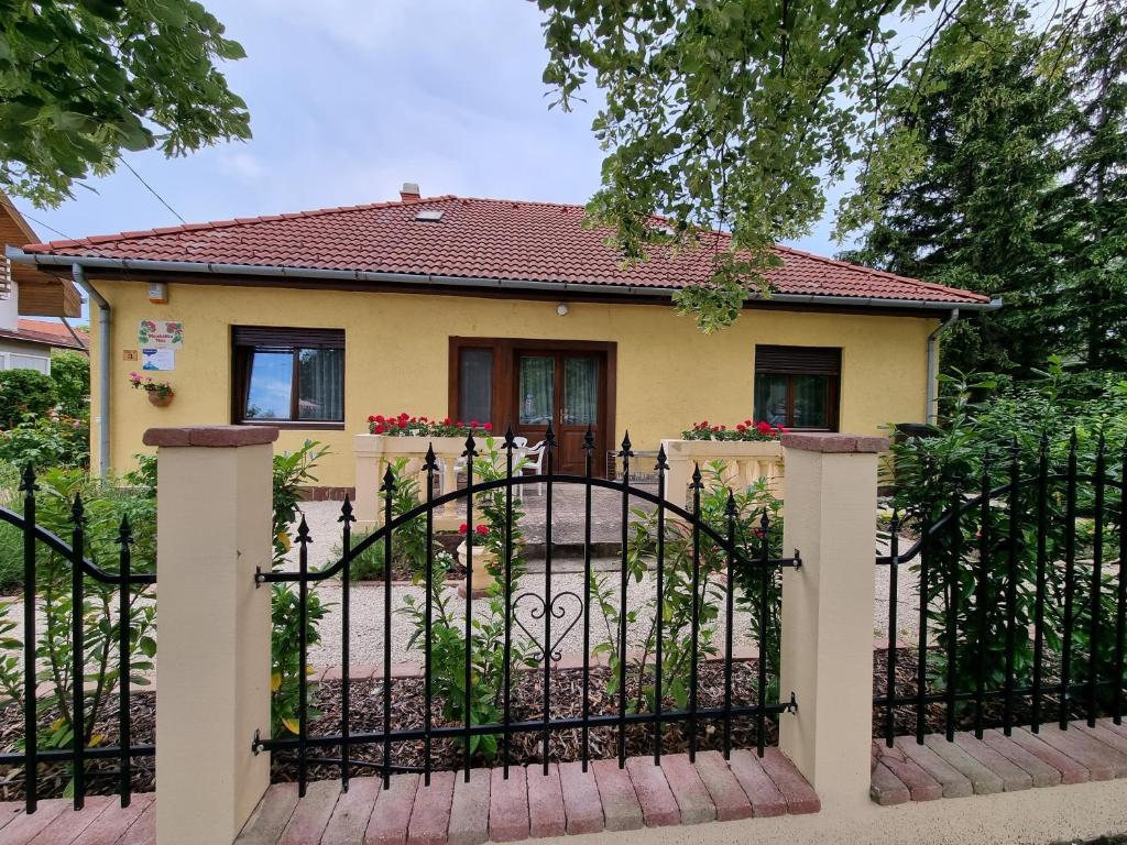 巴拉通雷勒Muskátlis Ház的前面有门的房子