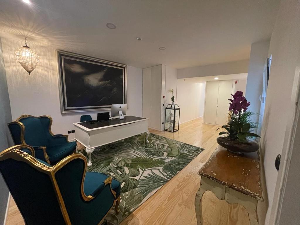 丰沙尔PIER HOUSE Accommodation的客厅配有白色的办公桌和地毯。