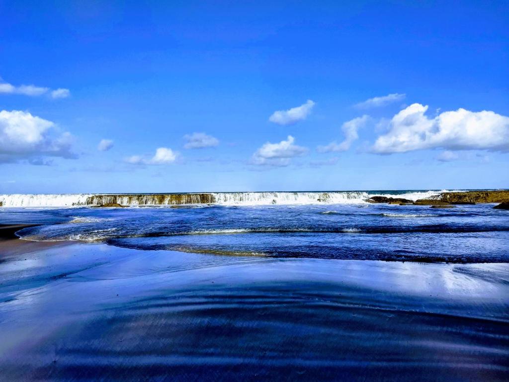 科鲁里皮Pontal dos Sonhos- Chalés Praia do Farol的瀑布的水域