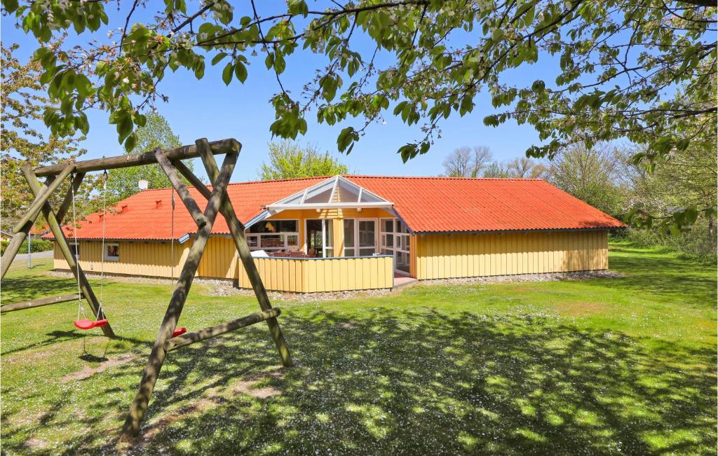 Hohendorf霍恩道夫/波罗的海劳斯海莫道夫酒店的一座带橙色屋顶和秋千的房子