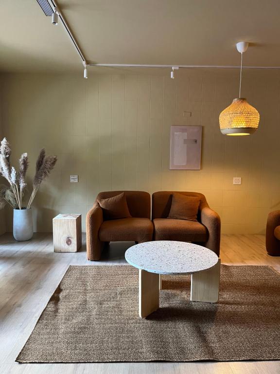 宜兰市米宅 的客厅配有沙发和桌子