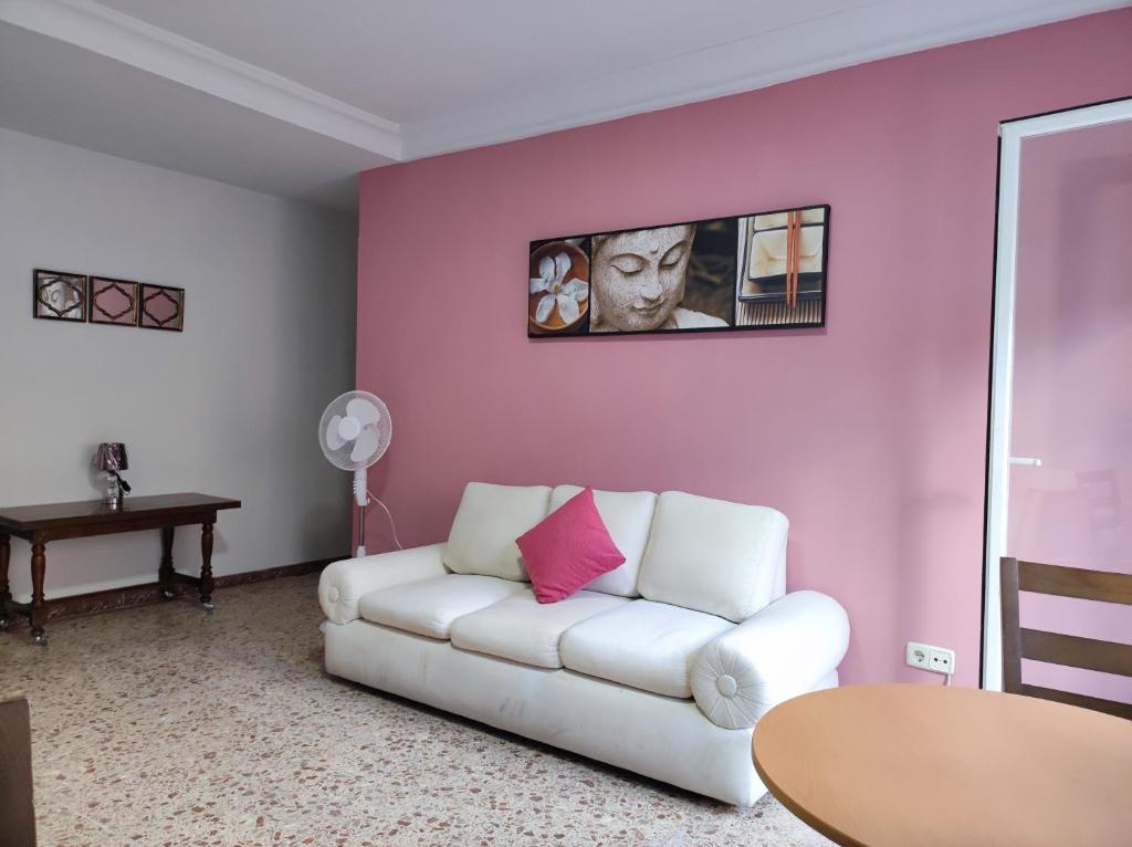 马德里LUCERO APARTAMENTO的客厅配有白色的沙发和桌子