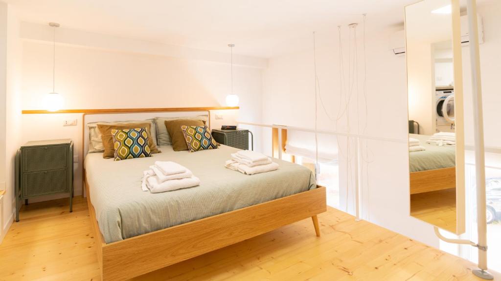 努奥罗Welcomely - Civico 65-40的一间卧室配有一张床,上面有两条毛巾