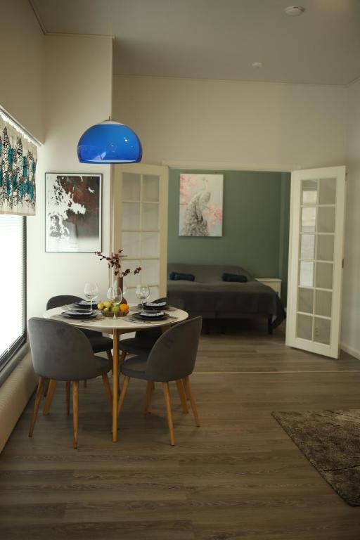 瓦萨City Center 2-rooms apartment的一间配备有桌椅和蓝光的用餐室