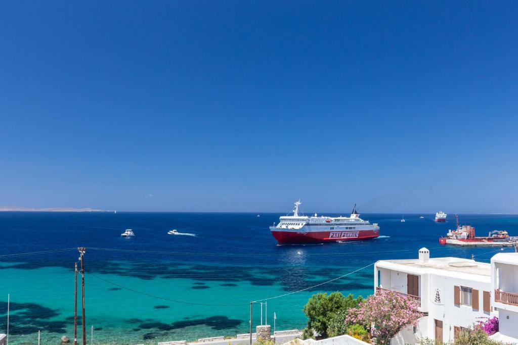 图罗斯NAMASTE Boutique Apartments Mykonos的一艘大船在海边的水中