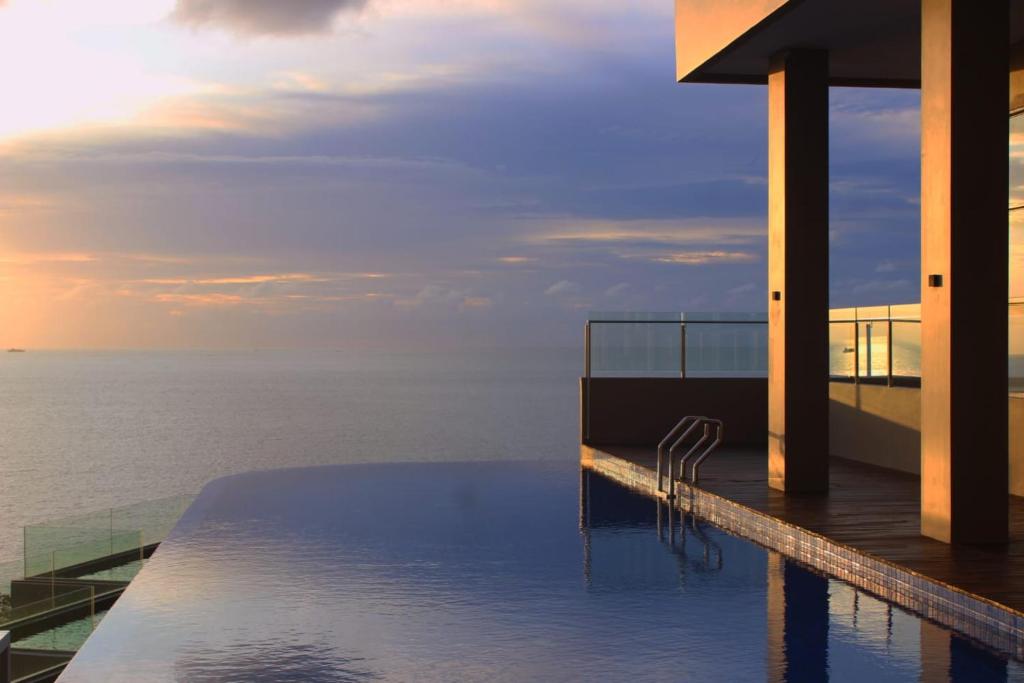丹戎潘丹Golden Tulip Essential Belitung的一座位于一座海洋建筑顶部的游泳池