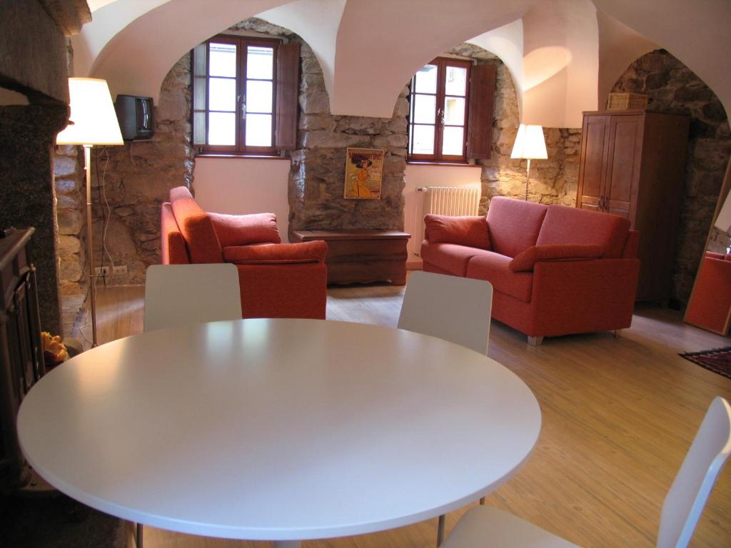 巴切诺Casa Vacanze La Meridiana的客厅配有白色的桌子和椅子