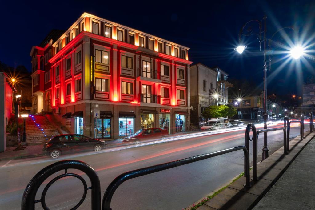 大特尔诺沃利奥酒店的夜行在城市街道上的红色建筑