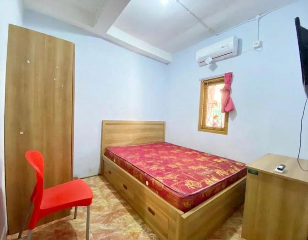 SPOT ON 91343 Kartika Guest House Syariah客房内的一张或多张床位