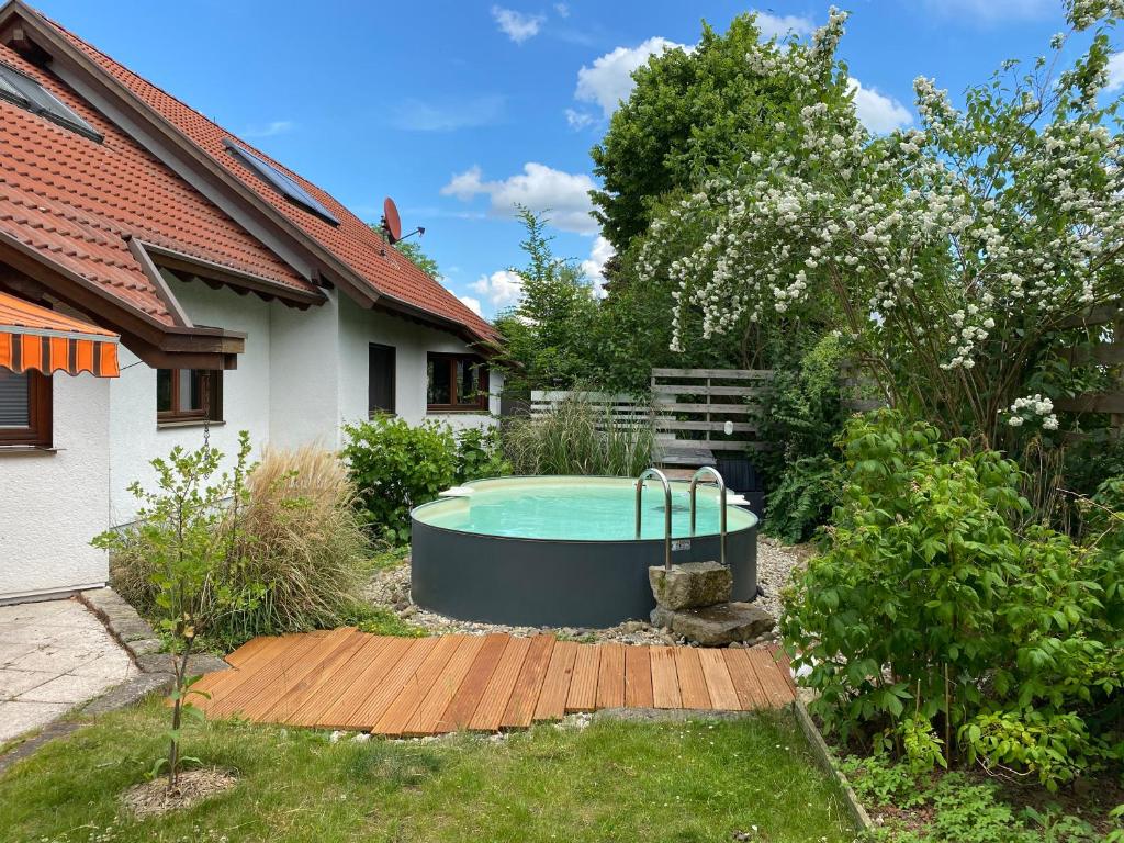 德累斯顿Ferienhaus Elbharmonie的一座房子旁的院子内的游泳池