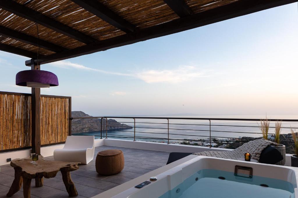 普拉基亚斯Fedra Suites的带浴缸的别墅享有海景。
