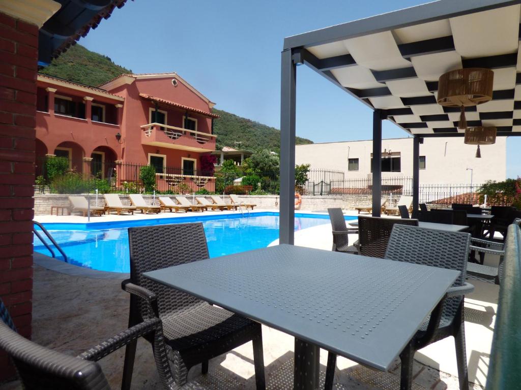 阿普索斯索菲亚别墅酒店的游泳池旁的桌椅