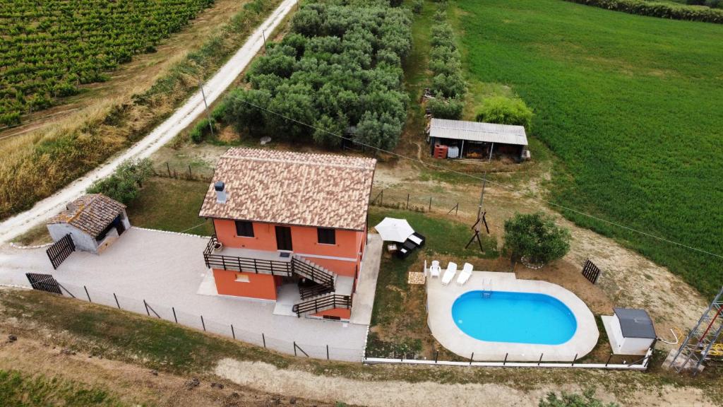 CasoliVilla dei Vasari的享有房子和游泳池的顶部景色