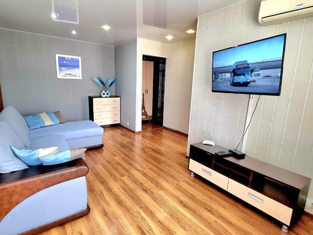 乌斯季卡缅诺戈尔斯克Apartment на Дворце Спорта的带沙发和平面电视的客厅