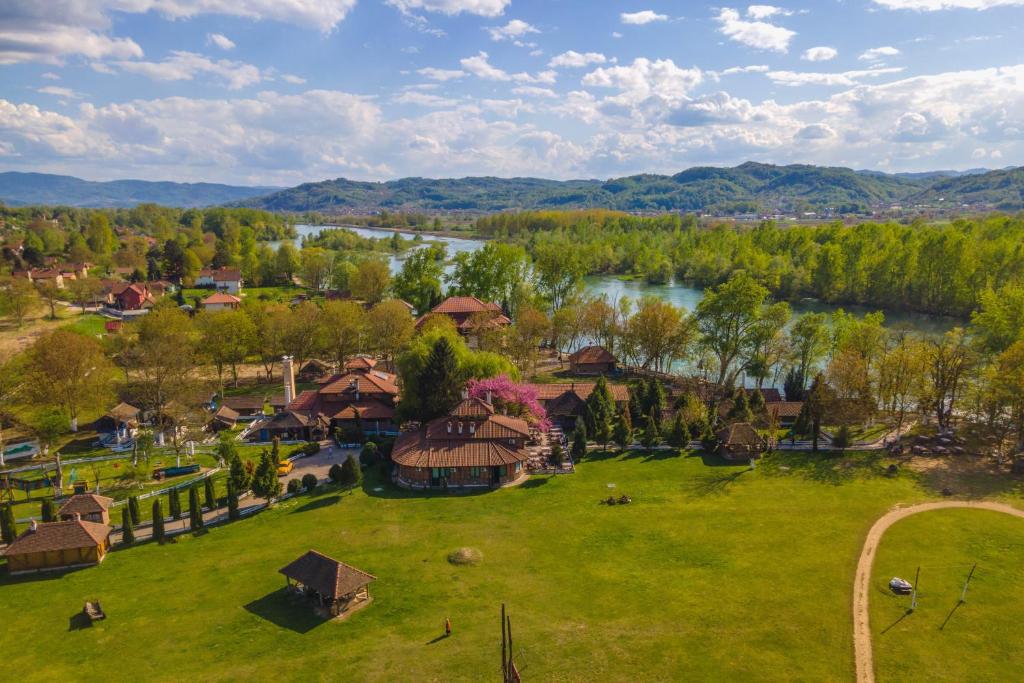 巴尼亚科维利亚查B&B Etno Village Sunčana Reka的享有村庄的空中景色,拥有河流和树木